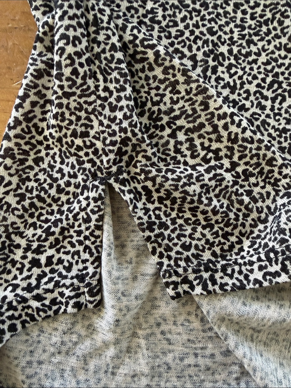 Athleta Breezy Scoop V-neck Tee leopard print size S - Picture 8 of 9